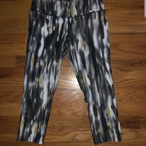NIKE CAPRI LEGGINGS SIZE M